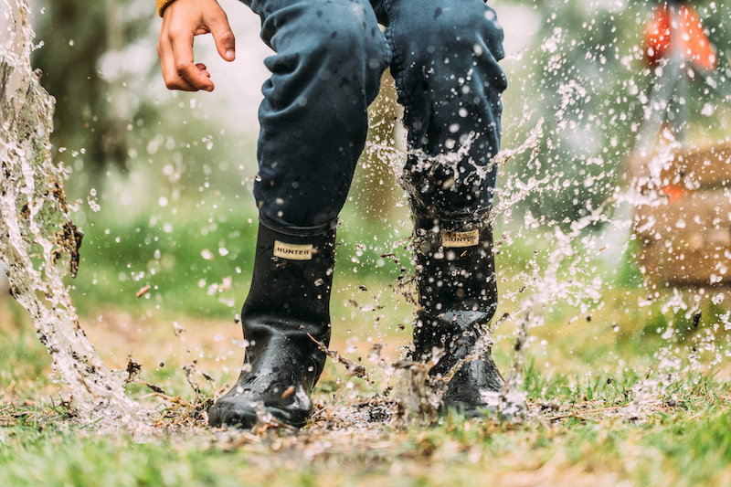 springen in de regenplassen